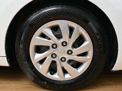 Used 2020 Hyundai Elantra SE w/ Cargo Package (C1) FWD image 14