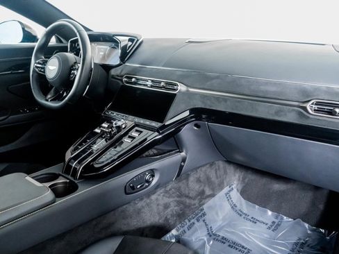 Used 2025 Aston Martin V8 Vantage Coupe image 32