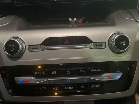 Used 2022 Ford Explorer XLT w/ Equipment Group 202A image 6