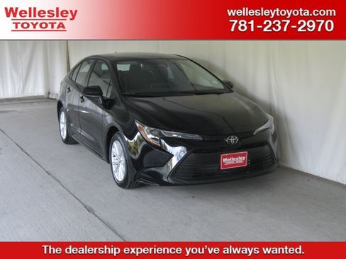 Used 2025 Toyota Corolla LE image 1