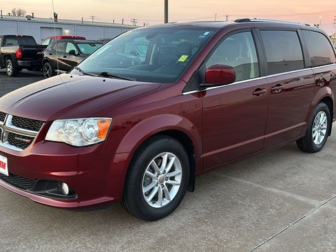 Used 2020 Dodge Grand Caravan SXT w/ Driver Convenience Group image 5
