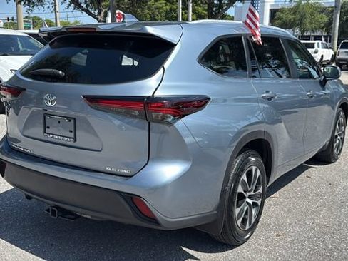 Used 2024 Toyota Highlander XLE AWD/4WD image 10