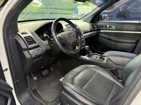 Used 2018 Ford Explorer XLT w/ Equipment Group 202A FWD image 5