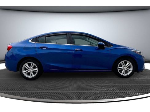 Used 2018 Chevrolet Cruze LT w/ Convenience Package FWD image 15
