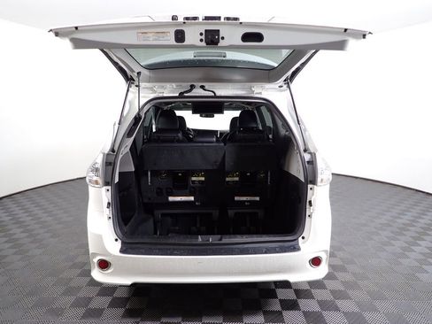 Used 2017 Toyota Sienna SE FWD image 16