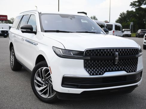 Used 2025 Lincoln Navigator Reserve AWD/4WD image 3