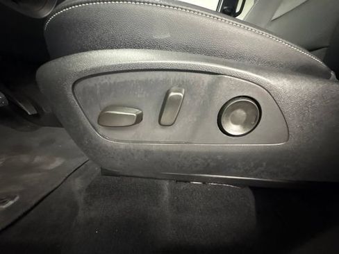 Used 2025 Chevrolet Traverse LT FWD image 17