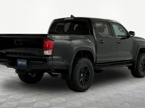 Used 2017 Toyota Tacoma TRD Off-Road w/ Premium & Technology Package image 6