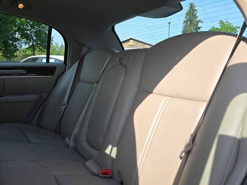 Used 2010 Lincoln Town Car Signature Limited RWD image 17