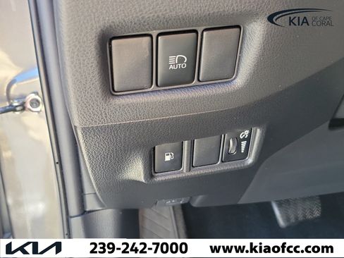 Used 2019 Toyota C-HR XLE FWD image 24
