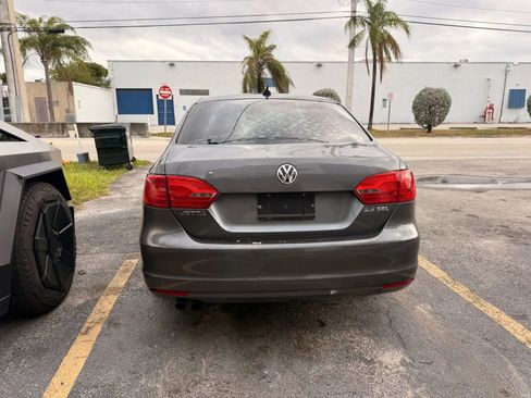 Used 2011 Volkswagen Jetta SEL image 4