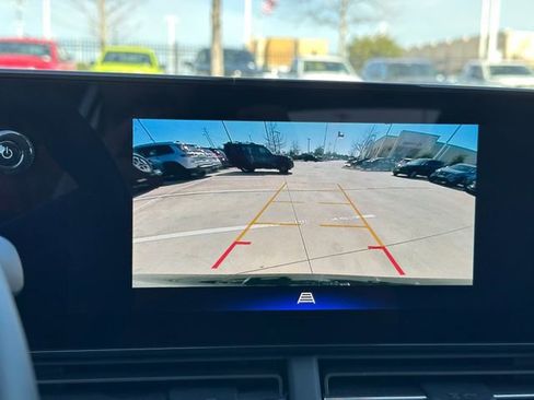 Used 2025 Chevrolet Trax LT w/ LT Convenience Package image 16