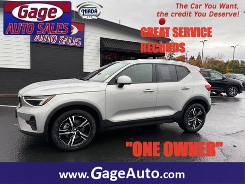 Used 2023 Volvo XC40 B5 Core image 1