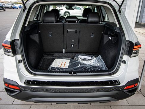 New 2026 Volkswagen Taos SE image 17