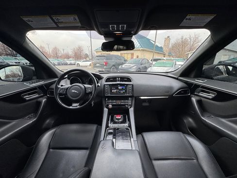 Used 2018 Jaguar F-PACE Premium image 11