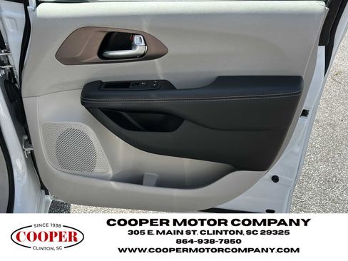 Used 2023 Chrysler Voyager LX image 14