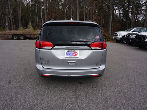 Used 2017 Chrysler Pacifica Touring-L w/ Tire & Wheel Group image 22