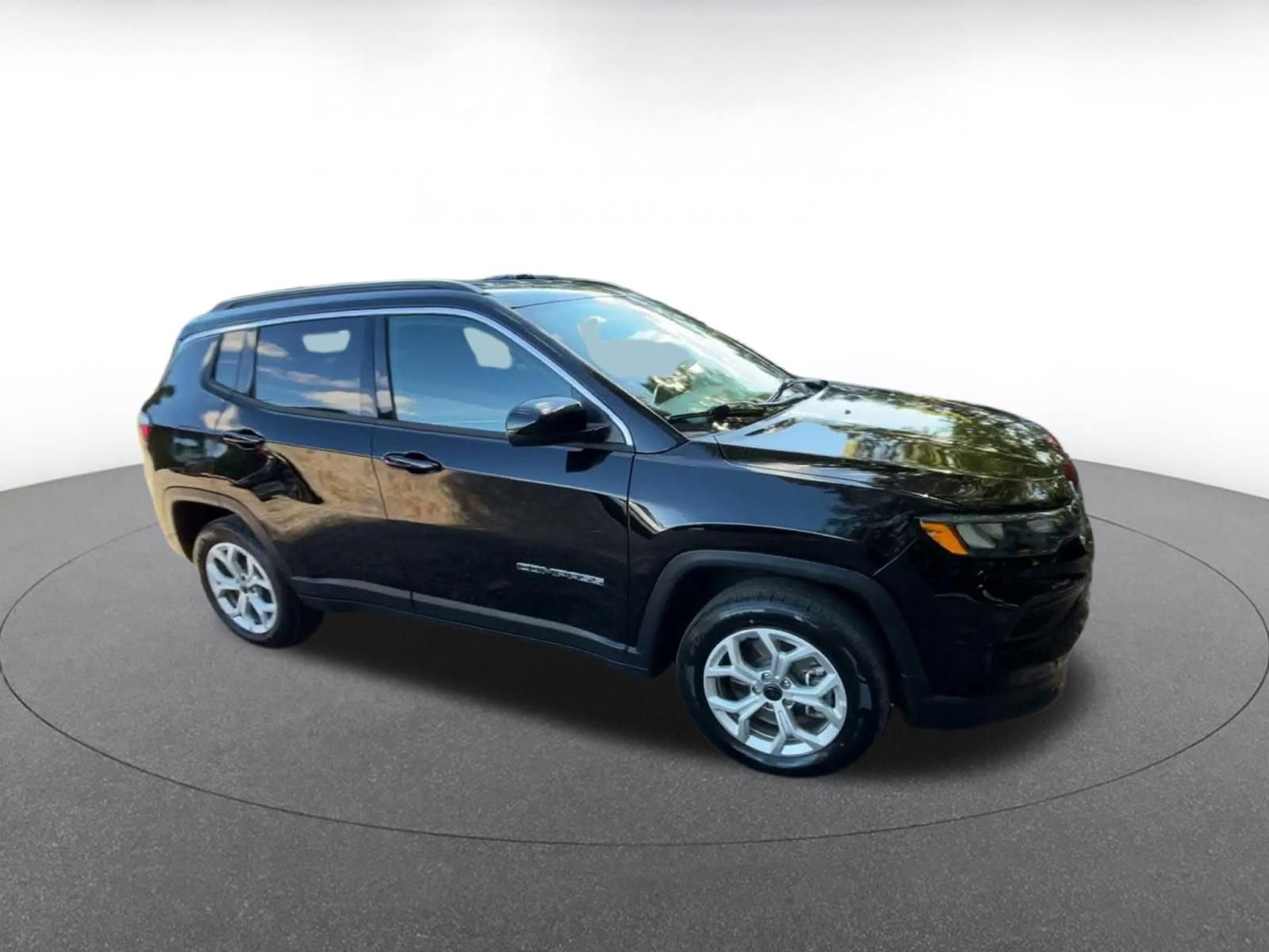 Used 2025 Jeep Compass Latitude AWD/4WD image 2