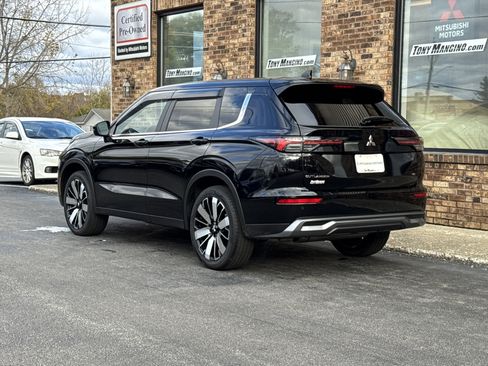 Used 2025 Mitsubishi Outlander SE image 3