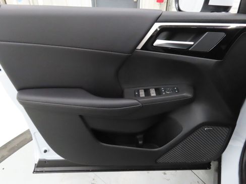 New 2026 Mitsubishi Outlander SE image 9