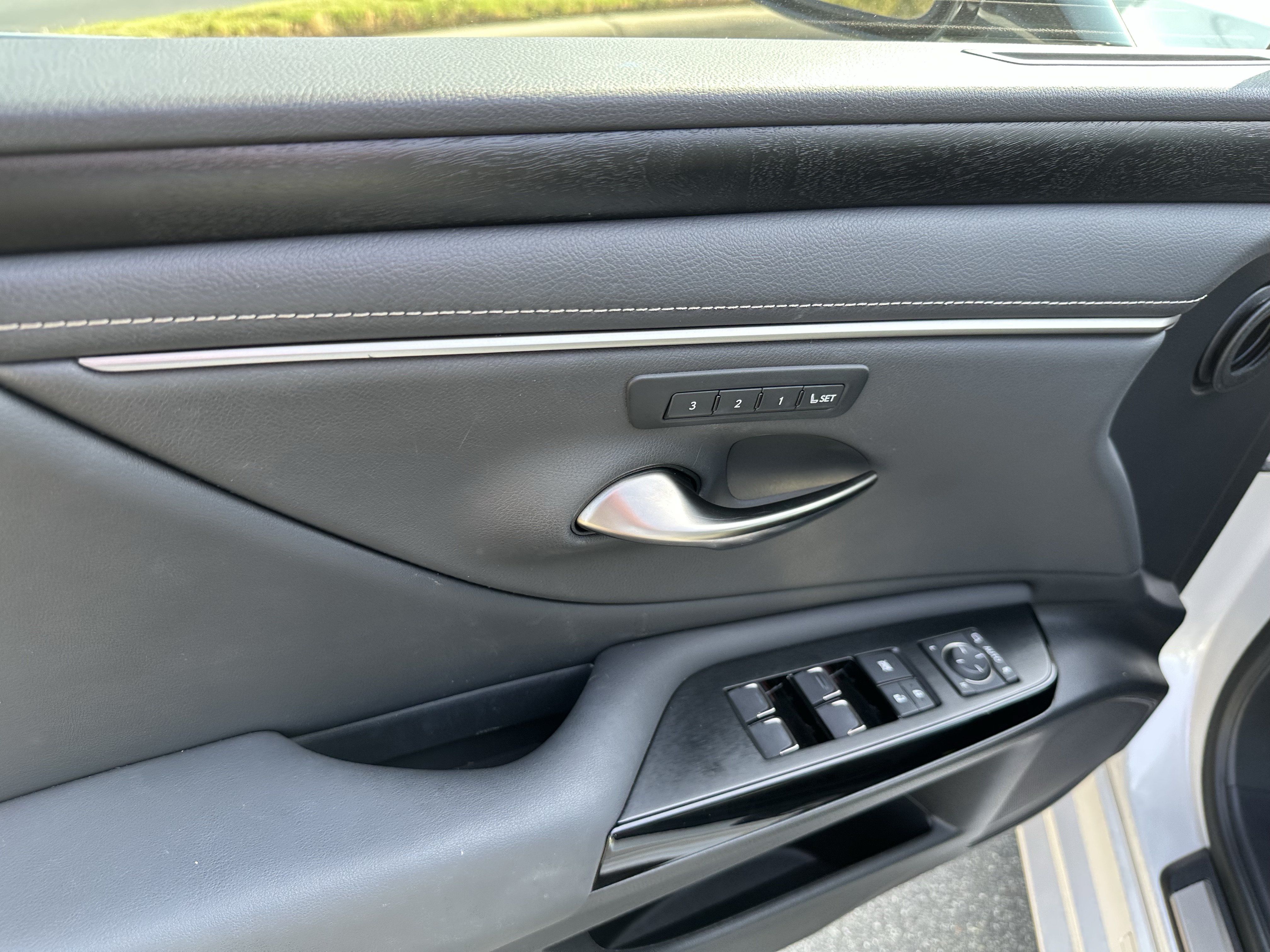 Used 2024 Lexus ES 350 w/ Premium Package FWD image 14