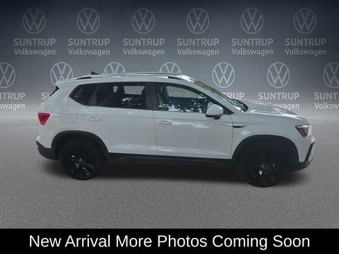 Used 2023 Volkswagen Taos SE w/ Panoramic Sunroof Package FWD image 3
