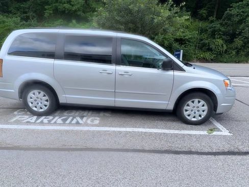 Used 2010 Chrysler Town & Country LX w/ PWR Convenience Group FWD image 5
