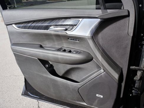 Used 2024 Cadillac XT6 Premium Luxury image 39