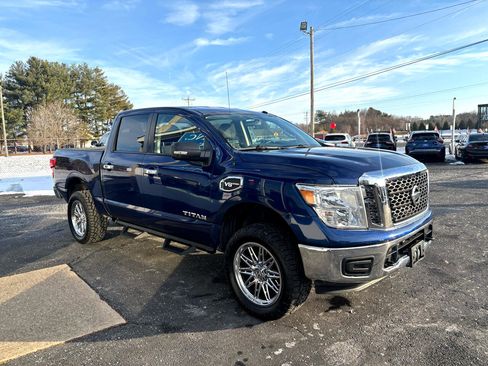 Used 2017 Nissan Titan SV image 4