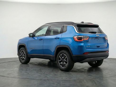Used 2025 Jeep Compass Trailhawk w/ Trailer Tow Group AWD/4WD image 6