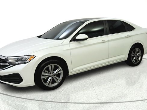 Used 2022 Volkswagen Jetta SE w/ Panoramic Sunroof Package FWD image 3