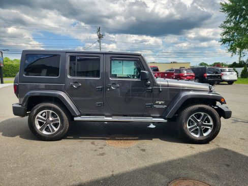 Used 2016 Jeep Wrangler Unlimited Sahara w/ Dual Top Group AWD/4WD image 18