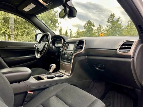 Used 2017 Jeep Grand Cherokee Laredo RWD image 8