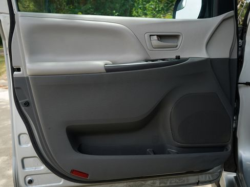 Used 2020 Toyota Sienna L image 36