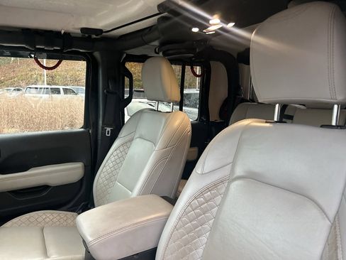 Used 2021 Jeep Gladiator Overland image 16