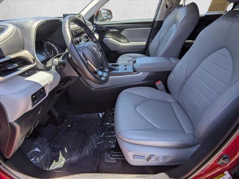 Used 2023 Toyota Highlander XLE FWD image 17