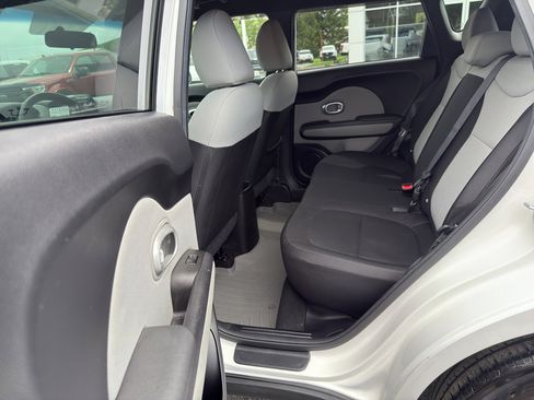 Used 2014 Kia Soul FWD image 28