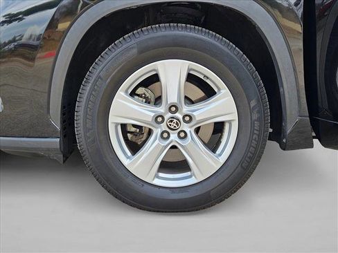 Used 2023 Toyota Highlander LE image 25