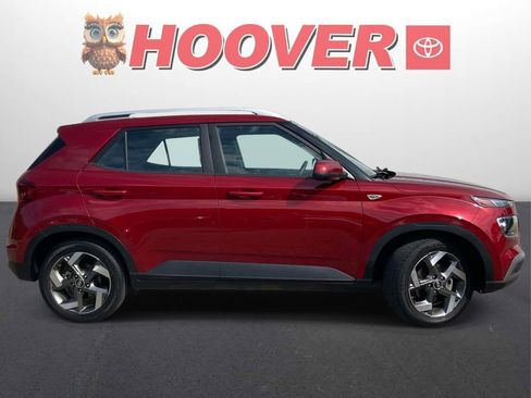 Used 2024 Hyundai Venue SEL FWD image 2