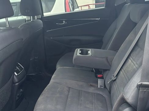 Used 2019 Kia Sorento LX Sport Utility 4D image 4