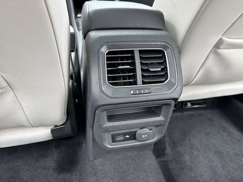 Used 2018 Volkswagen Tiguan SE AWD/4WD image 37