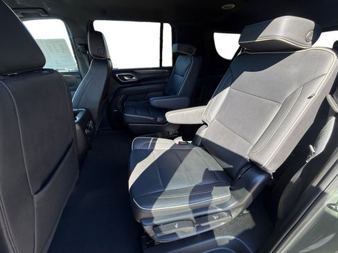 Used 2023 Chevrolet Suburban Premier image 16