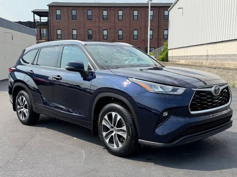 Used 2020 Toyota Highlander XLE AWD/4WD image 1