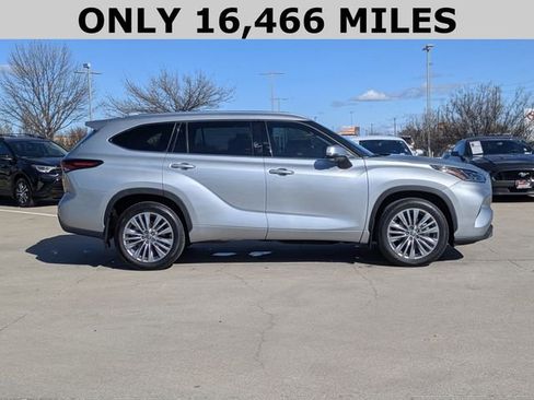 Used 2024 Toyota Highlander Platinum image 4
