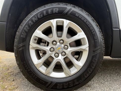 Used 2021 Chevrolet Traverse LS image 32