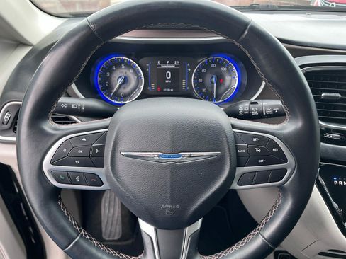 Used 2018 Chrysler Pacifica Touring-L w/ Tire & Wheel Group image 30