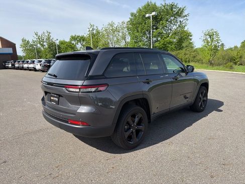 Used 2023 Jeep Grand Cherokee Altitude AWD/4WD image 9
