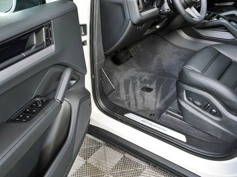 New 2026 Porsche Cayenne Coupe AWD/4WD image 8