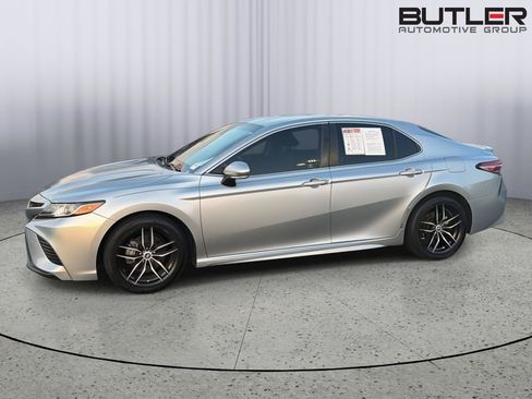 Used 2018 Toyota Camry SE w/ Convenience Package FWD image 3