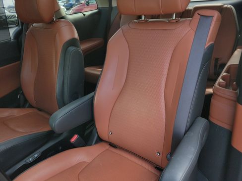 Used 2022 Kia Carnival SX Prestige image 9